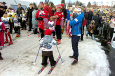 Medaljeutdelerne Therese Johaug, i blå jakke, Maiken Caspersen Falla i midten og Kristin Størmer Steira i forbindelse med BMW xDrive sprinten 2012. Arrangørfoto. Medaljeutdelerne Therese Johaug, i blå jakke, Maiken Caspersen Falla i midten og Kristin Størmer Steira i forbindelse med BMW xDrive sprinten 2012. Arrangørfoto.