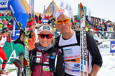 Therese Johaug og Chris André Jespersen smiler etter å ha vunnet Skarverennet 2012. Arrangørfoto.