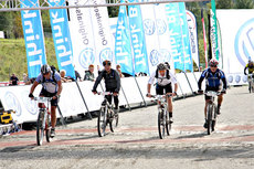 Deltakere triller over målstreken i FredagsBirken 2011. Foto: Geir Nilsen/Langrenn.com. Deltakere triller over målstreken i FredagsBirken 2011. Foto: Geir Nilsen/Langrenn.com.