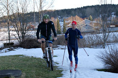 John Martin Kind og Fredrik W. Ryggetangen bruker Montebellotrippelen til å måle krefter. Foto: Tove R. Teien.