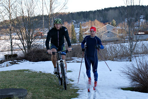 John Martin Kind og Fredrik W. Ryggetangen bruker Montebellotrippelen til å måle krefter. Foto: Tove R. Teien. John Martin Kind og Fredrik W. Ryggetangen bruker Montebellotrippelen til å måle krefter. Foto: Tove R. Teien.