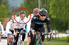 Øystein Pølsa Pettersen følger like bak Kurt Asle Arvesen i Randsfjorden Rundt 2011. Foto: Geir Nilsen/Langrenn.com.