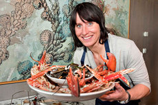 Marit Bjørgen kokkelerer med sjømat. Foto: Ken Opprann/Norges sjømatråd. Marit Bjørgen kokkelerer med sjømat. Foto: Ken Opprann/Norges sjømatråd.