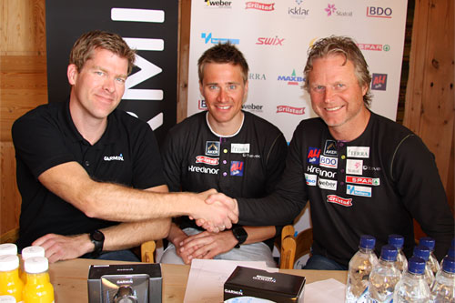 Ola Vigen Hattestad er med når Ivan Rosenborg fra Garmin og Skiforbundets Åge Skinstad takker hverandre etter signert samarbeidsavtale. Foto: Geir Nilsen/Langrenn.com. Ola Vigen Hattestad er med når Ivan Rosenborg fra Garmin og Skiforbundets Åge Skinstad takker hverandre etter signert samarbeidsavtale. Foto: Geir Nilsen/Langrenn.com.