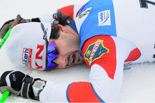 Hans Christer Holund har gitt alt og sikret seieren på 10 km i Skandinavisk Cup i Latvia. Foto: Martins Brize/Latvian Ski Association. Hans Christer Holund har gitt alt og sikret seieren på 10 km i Skandinavisk Cup i Latvia. Foto: Martins Brize/Latvian Ski Association.
