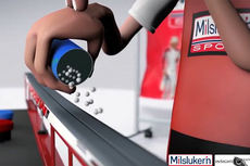 Kåre Elliot fra Milslukern Sport viser behandling av fluor. Kåre Elliot fra Milslukern Sport viser behandling av fluor.