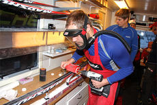 Hektisk men presis bearbeiding av skisåler utføres av Swix sin racing-service under en runde av Skandinavisk Cup. Foto: Geir Nilsen/Langrenn.com. Hektisk men presis bearbeiding av skisåler utføres av Swix sin racing-service under en runde av Skandinavisk Cup. Foto: Geir Nilsen/Langrenn.com.