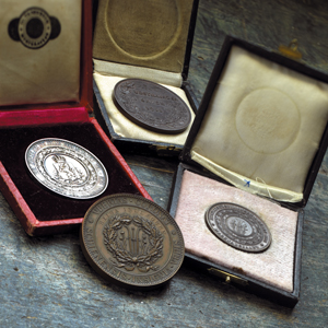 Hælge mottok en rekke priser og utmerkelser for sitt arbeid. Her er noen av medaljene hennes