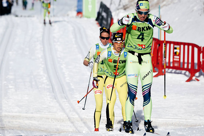 Underveis i La Diagonela. I rekkefølge på bildet, Lina Korsgren (4. plass), Masako Ishida (8) og Astrid Øyre Slind (6). Foto: Magnus Östh/Visma Ski Classics.