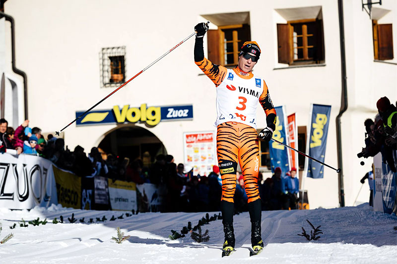 Petter Eliassen går i mål som vinner av La Diagonela 2016. Foto: Magnus Östh/Visma Ski Classics.