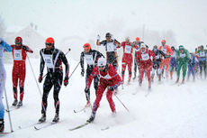 Fra starten i Trysil Skimaraton 2016. Som det fremgår av bildet var det snøvær, vind og tildels mye løs snø. Arrangørfoto. Fra starten i Trysil Skimaraton 2016. Som det fremgår av bildet var det snøvær, vind og tildels mye løs snø. Arrangørfoto.