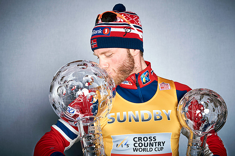Martin Johnsrud Sundby med krystallkulene han fikk for å ha vunnet verdenscupen sammenlagt og distansecupen i sesongen 2015/2016. Foto: Felgenhauer/NordicFocus. Martin Johnsrud Sundby med krystallkulene han fikk for å ha vunnet verdenscupen sammenlagt og distansecupen i sesongen 2015/2016. Foto: Felgenhauer/NordicFocus.