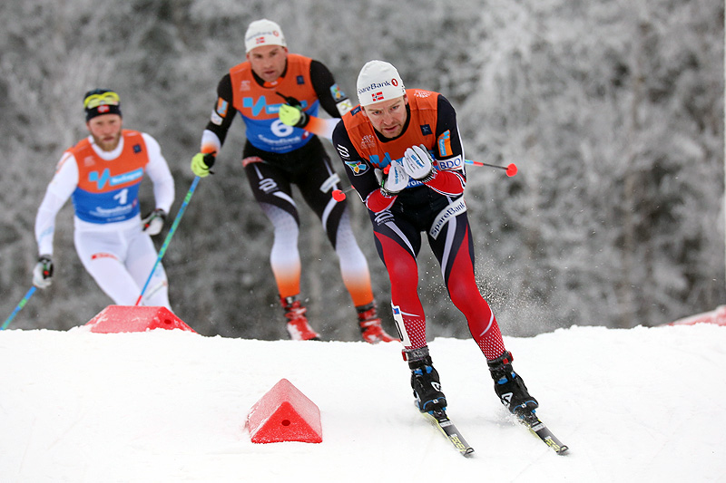Sjur Røthe i front jaktes av Niklas Dyrhaug og Martin Johnsrud Sundby under fellesstarten med skibytte i Lygna-NM 2017. Plasseringene ble til slutt i nevnt rekkefølge 4, 2 og 1. Foto: Eirik Lund Røer/Eiluro. Sjur Røthe i front jaktes av Niklas Dyrhaug og Martin Johnsrud Sundby under fellesstarten med skibytte i Lygna-NM 2017. Plasseringene ble til slutt i nevnt rekkefølge 4, 2 og 1. Foto: Eirik Lund Røer/Eiluro.