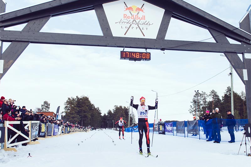Andreas Nygaard sklir over mål som vinner av det 220 km lange Nordenskiöldsloppet 2017. Like bak følger Øyvind Moen Fjeld. Arrangørfoto. Andreas Nygaard sklir over mål som vinner av det 220 km lange Nordenskiöldsloppet 2017. Like bak følger Øyvind Moen Fjeld. Arrangørfoto.