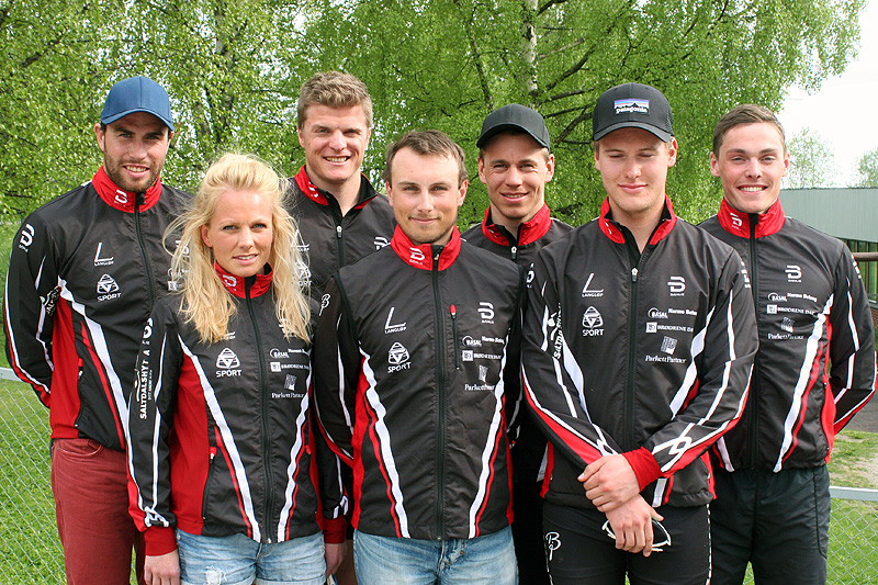 Ski Classics-gruppa til Team ParkettPartner 2017/2018. Fra venstre: Simen E. Nordli, Marthe Kristine Hafsahl Karseth, Vinjar Skogsholm, Anders Kampenhøy, Thomas Gjestrumbakken, Kjetil Tyrom og Magnus Vesterheim. Foto: Team ParkettPartner. Ski Classics-gruppa til Team ParkettPartner 2017/2018. Fra venstre: Simen E. Nordli, Marthe Kristine Hafsahl Karseth, Vinjar Skogsholm, Anders Kampenhøy, Thomas Gjestrumbakken, Kjetil Tyrom og Magnus Vesterheim. Foto: Team ParkettPartner.