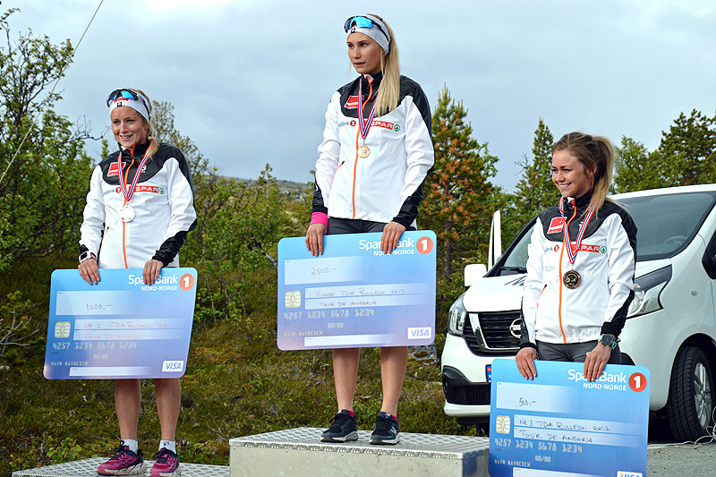 Seierspallen for kvinner etter rulleskirennet i Tour de Andørja 2017. Fra venstre: Anna Svendsen (2. plass), Lovise Heimdal (1) og Emilie Kristoffersen (3). Foto: Stig Valter Tovås. Seierspallen for kvinner etter rulleskirennet i Tour de Andørja 2017. Fra venstre: Anna Svendsen (2. plass), Lovise Heimdal (1) og Emilie Kristoffersen (3). Foto: Stig Valter Tovås.
