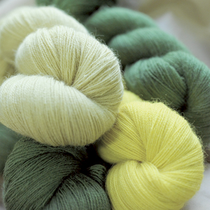 <br><i>Brodergarnet produseres i ca 500 forskjellige farger! Det velkjente kamgarnet benyttes til mange bunader over hele landet</i>