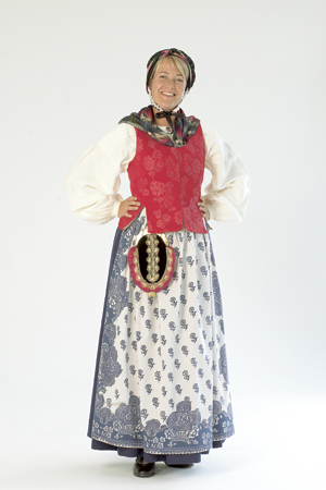 <br><i>Kledd etter gammel tradisjon</i>