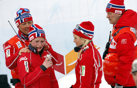 Marthe Kristoffersen, her etter VM-stafetten, blir trøstet av Therese Johaug og Egil Kristiansen.
