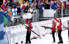 Odd-Bjørn Hjelmeset mottar her Petter Northug i papp fra tribunen. Foto: Geir Olsen Odd-Bjørn Hjelmeset mottar her Petter Northug i papp fra tribunen.