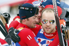 Petter Northug gratuleres av Tord Asle Gjerdalen etter sitt tredje VM-gull. Foto: Geir Olsen Petter Northug gratuleres av Tord Asle Gjerdalen etter sitt tredje VM-gull.