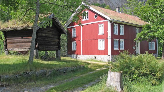 Stabbur og hovedhus på Fennefoss museum