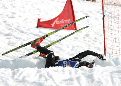 Korona gjør at skiidretten er tvunget i kne av våre styrende myndigheter. Her illustrert ved Petter Northug da skikunstneren hadde et av sine sjeldne fall, dette i forbindelse med Red Bull NordiX i Davos. Foto: Manzoni / NordicFocus. Korona gjør at skiidretten er tvunget i kne av våre styrende myndigheter. Her illustrert ved Petter Northug da skikunstneren hadde et av sine sjeldne fall, dette i forbindelse med Red Bull NordiX i Davos. Foto: Manzoni / NordicFocus.