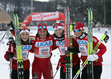 Seiersjenter fra stafetten i verdenscupen i Gällivare 2010. Fra venstre: Therese Johaug, Marit Bjørgen, Kristin Størmer Steira og Vibeke Skofterud. Foto: Hemmersbach/NordicFocus. Seiersjenter fra stafetten i verdenscupen i Gällivare 2010. Fra venstre: Therese Johaug, Marit Bjørgen, Kristin Størmer Steira og Vibeke Skofterud. Foto: Hemmersbach/NordicFocus.