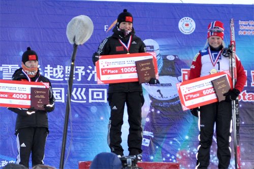 Tour de Ski China, bilde fra 2. etappe 2010. Fra venstre: Hongxue Li, Dandan Man og Mari Eide, Arrangørfoto. Tour de Ski China, bilde fra 2. etappe 2010. Fra venstre: Hongxue Li, Dandan Man og Mari Eide, Arrangørfoto.