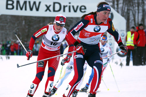 Justyna Kowalczyk i front med Marthe Kristoffersen like bak. Tour de Ski 4. etappe 2011. Foto: Hemmersbach/NordicFocus. Justyna Kowalczyk i front med Marthe Kristoffersen like bak. Tour de Ski 4. etappe 2011. Foto: Hemmersbach/NordicFocus.
