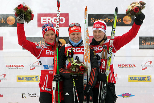 Pallen sprint junior-VM i Otepää, Estland. Lucia Anger fra Tyskland vant foran Kari Øyre Slind og Ragnhild Haga. Etter to løp har de to norske jentene begge to medaljer. Foto: Erik Borg. Pallen sprint junior-VM i Otepää, Estland. Lucia Anger fra Tyskland vant foran Kari Øyre Slind og Ragnhild Haga. Etter to løp har de to norske jentene begge to medaljer. Foto: Erik Borg.
