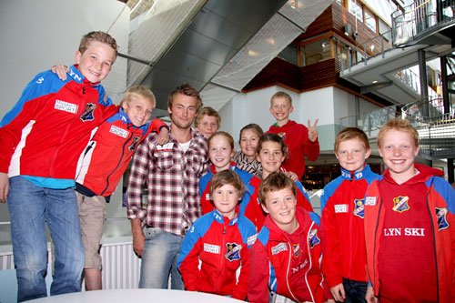 Petter Northug sammen med talenter fra Lyn Ski etter et foredrag i Oslo i mai 2011. Foto: Geir Nilsen/Langrenn.com. Petter Northug sammen med talenter fra Lyn Ski etter et foredrag i Oslo i mai 2011. Foto: Geir Nilsen/Langrenn.com.