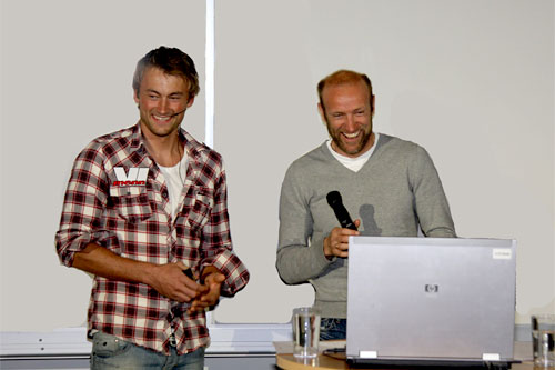 Petter Northug og Odd-Bjørn Hjelmeset på et foredrag i Oslo i mai 2011. Foto: Geir Nilsen/Langrenn.com. Petter Northug og Odd-Bjørn Hjelmeset på et foredrag i Oslo i mai 2011. Foto: Geir Nilsen/Langrenn.com.