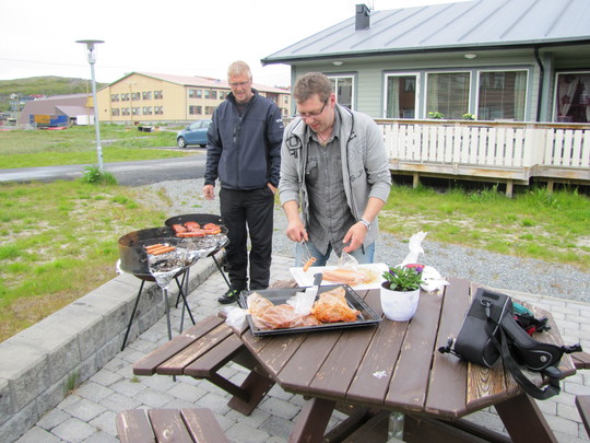 Grillmester Kenneth Johnsen med grillassistenten