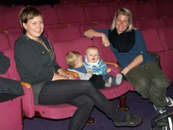 Gerd Anne Hansen, Alex Hansen, Noa Hansen og Camilla Hansen fra Sira på babykino Babykino