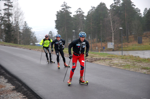 Anders Gløersen, Eirik Brandsdal og Martin Sletta trener i rulleskiløypa i Holmenkollen. Foto: Skiforeningen. Anders Gløersen, Eirik Brandsdal og Martin Sletta trener i rulleskiløypa i Holmenkollen. Foto: Skiforeningen.