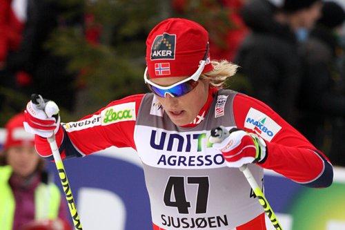Vibeke Skofterud skuffer på med krutt i en av de mange motbakkene under verdenscupen på Sjusjøen 2011. Foto: Geir Nilsen/Langrenn.com. Vibeke Skofterud skuffer på med krutt i en av de mange motbakkene under verdenscupen på Sjusjøen 2011. Foto: Geir Nilsen/Langrenn.com.