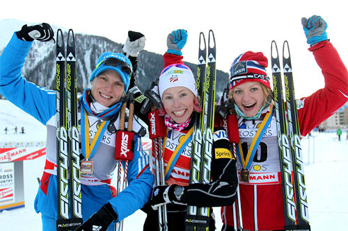 Pallen i sprintverdenscupen i Davos 2011, fra venstre: Natalia Matveeva (2), Kikkan Randall (1) og Maiken Caspersen Falla (3). Foto: Manzoni/NordicFocus. Pallen i sprintverdenscupen i Davos 2011, fra venstre: Natalia Matveeva (2), Kikkan Randall (1) og Maiken Caspersen Falla (3). Foto: Manzoni/NordicFocus.