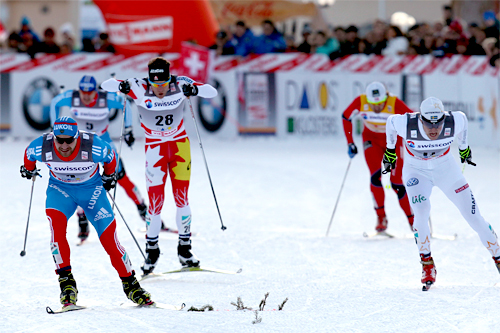 Petter Northug uvanlig beskjedent plassert på oppløpet i sprinten i Davos 2011. For løperen i rødt ble det 5. plass. Forklaringen er å finne i en overlegen maktdemonstrasjon fra trønderen på 3-mila dagen i forveien. Foto: Manzoni/NordicFocus. Petter Northug uvanlig beskjedent plassert på oppløpet i sprinten i Davos 2011. For løperen i rødt ble det 5. plass. Forklaringen er å finne i en overlegen maktdemonstrasjon fra trønderen på 3-mila dagen i forveien. Foto: Manzoni/NordicFocus.