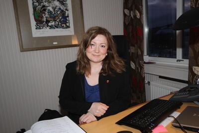 cecilie hansen ved pult