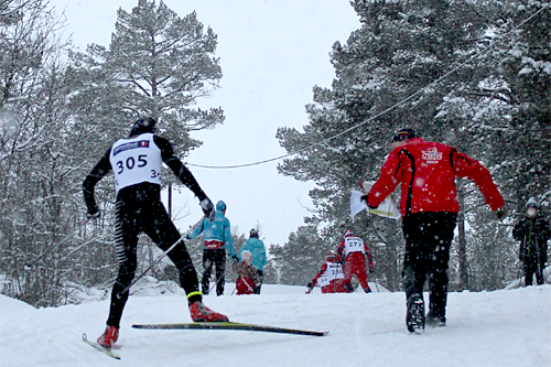 Chrisander Skjønberg Holth fra NTG Geilo og IF Birkebeineren mottar sekundering på vei mot 3. plass i klasse menn 18 år i Golrennet fra støtteapparatet i NTG Geilo. Foto: Privat. Chrisander Skjønberg Holth fra NTG Geilo og IF Birkebeineren mottar sekundering på vei mot 3. plass i klasse menn 18 år i Golrennet fra støtteapparatet i NTG Geilo. Foto: Privat.