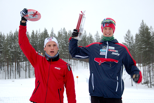 Kristian Tettli Rennemo øverst på seierspallen etter seier i Skandinavisk Cup i finske Vuokatti 2011. Ved hans side 2. mann Niklas Dyrhaug. Foto: Thor Nygård. Kristian Tettli Rennemo øverst på seierspallen etter seier i Skandinavisk Cup i finske Vuokatti 2011. Ved hans side 2. mann Niklas Dyrhaug. Foto: Thor Nygård.