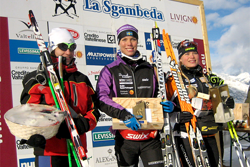 Sandra Hansson vant dameklassen i det 3 km lange rennet som erstattet avlyste La Sgambeda 2011. Fra venstre: Natalia Zernova (2), Sandra Hansson (1) og Lappi Terttu (3). Foto: Harald Fladseth. Sandra Hansson vant dameklassen i det 3 km lange rennet som erstattet avlyste La Sgambeda 2011. Fra venstre: Natalia Zernova (2), Sandra Hansson (1) og Lappi Terttu (3). Foto: Harald Fladseth.