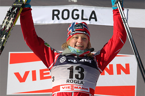 Maiken Caspersen Falla gleder seg over sin første verdenscupseier. Den kom på sprint i slovenske Rogla 2011. Foto: Hemmersbach/NordicFocus. Maiken Caspersen Falla gleder seg over sin første verdenscupseier. Den kom på sprint i slovenske Rogla 2011. Foto: Hemmersbach/NordicFocus.