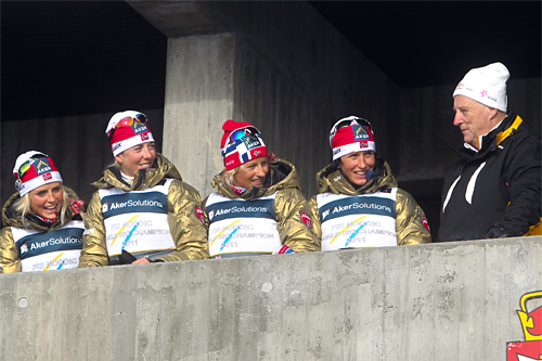 Kong Harald hilser på gull-jentene på VM-stafetten i Oslo 2011. Fra venstre: Therese Johaug, Kristin Størmer Steira, Vibeke Skofterud, Marit Bjørgen og Kong Harald. Foto: Laiho/NordicFocus. Kong Harald hilser på gull-jentene på VM-stafetten i Oslo 2011. Fra venstre: Therese Johaug, Kristin Størmer Steira, Vibeke Skofterud, Marit Bjørgen og Kong Harald. Foto: Laiho/NordicFocus.