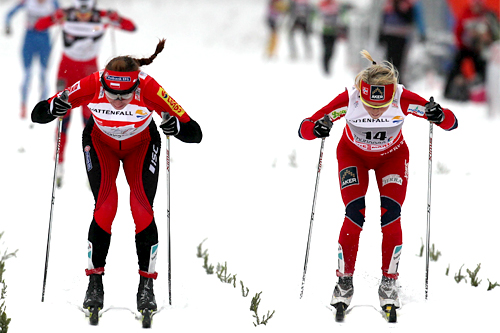 Intenst spurtoppgjør mellom Justyna Kowalczyk og Therese Johaug om seieren på Tour de Ski sin 2. etappe 2011/2012. Førstnevnte trakk det lengste strået med et par skotupper. Foto: Hemmersbach/NordicFocus. Intenst spurtoppgjør mellom Justyna Kowalczyk og Therese Johaug om seieren på Tour de Ski sin 2. etappe 2011/2012. Førstnevnte trakk det lengste strået med et par skotupper. Foto: Hemmersbach/NordicFocus.