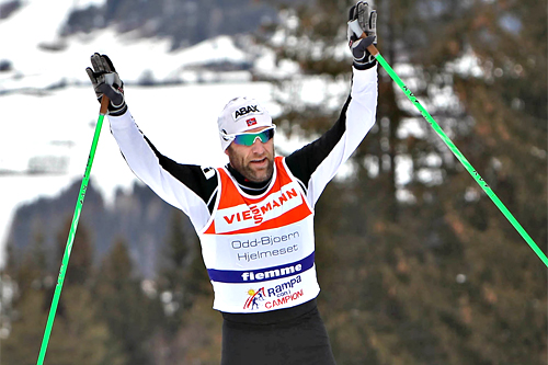 Odd-Bjørn Hjelmeset fra en seier i Tour de Ski sitt publikumsløp opp monsterbakken. Foto: NewsPower.it. Odd-Bjørn Hjelmeset fra en seier i Tour de Ski sitt publikumsløp opp monsterbakken. Foto: NewsPower.it.