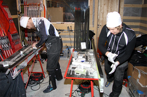 Henrik H. Kvissel og Endre Birkeland fra Skigo i farta med smøring av ski. Foto: Geir Nilsen/Langrenn.com. Henrik H. Kvissel og Endre Birkeland fra Skigo i farta med smøring av ski. Foto: Geir Nilsen/Langrenn.com.