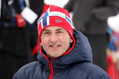 John Northug er ikke lenger manager, men skiene til sønnen Petter jobber han fortsatt med og ordner blant annet også alle flyreiser. Foto: Geir Nilsen. John Northug er ikke lenger manager, men skiene til sønnen Petter jobber han fortsatt med og ordner blant annet også alle flyreiser. Foto: Geir Nilsen.