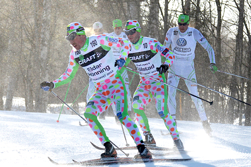 Eldar Rønning og Johan Kjølstad i Vasaloppet 2012 i Team Trønder-Avisas oppsiktsvekkende skidresser. Foto: Hemmersbach/NordicFocus. Eldar Rønning og Johan Kjølstad i Vasaloppet 2012 i Team Trønder-Avisas oppsiktsvekkende skidresser. Foto: Hemmersbach/NordicFocus.